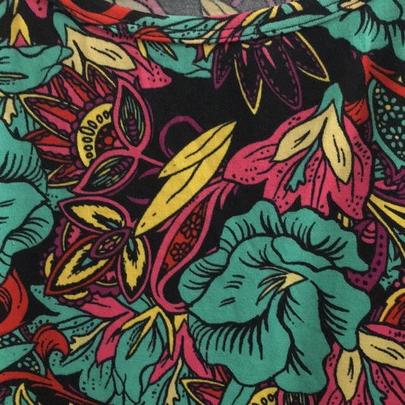 🎉💕BEAUTIFUL BNWT LULAROE XL GIGI TOP💕🎉 - Picture 2 of 8